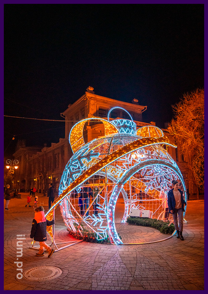 Декор городской площади световыми фигурами с гирляндами и мишурой в Крыму