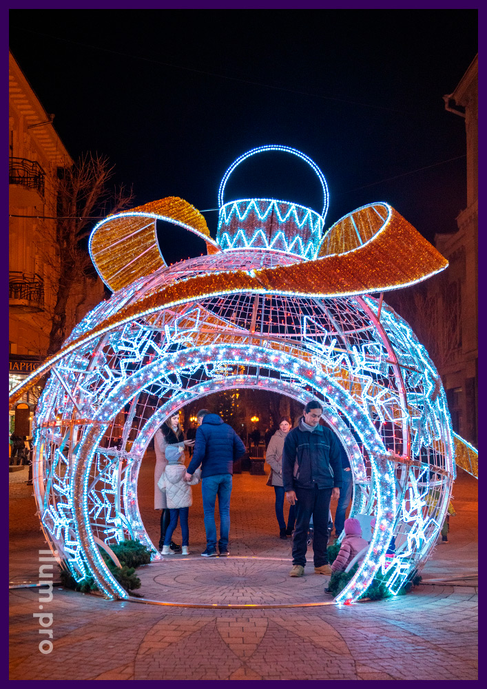Новогодняя арка-шар со светодиодными гирляндами, мишурой и дюралайтом в Крыму