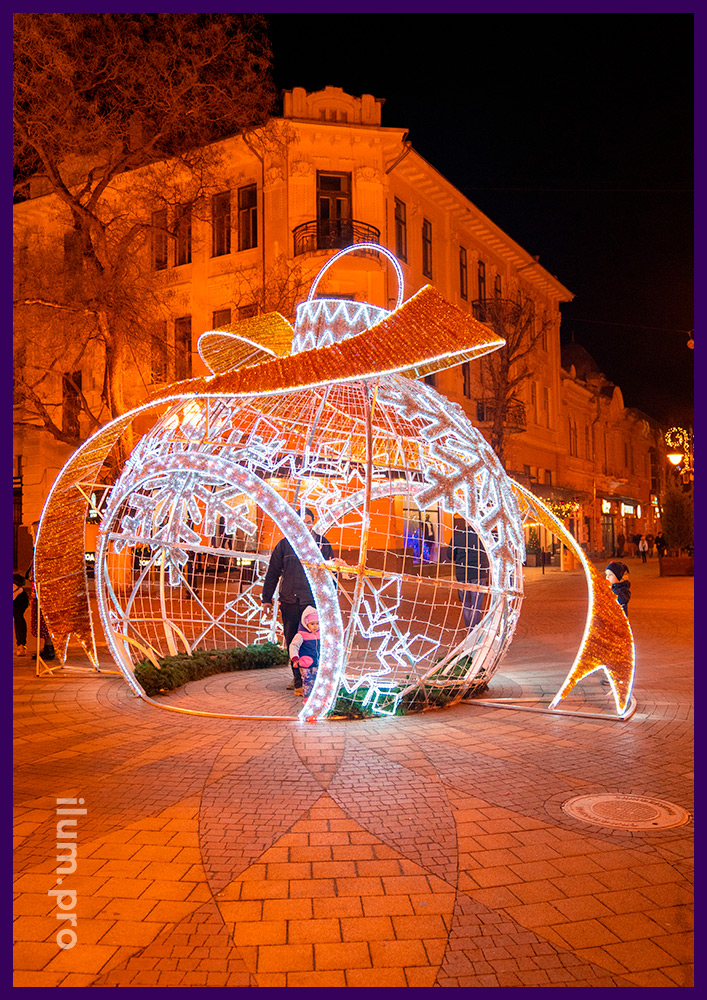 Светодиодная иллюминация на улицах Симферополя на Новый год, украшение площади арками с гирляндами
