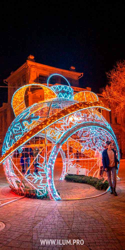 Светящаяся новогодняя арка в форме шара с золотым бантом в Крыму