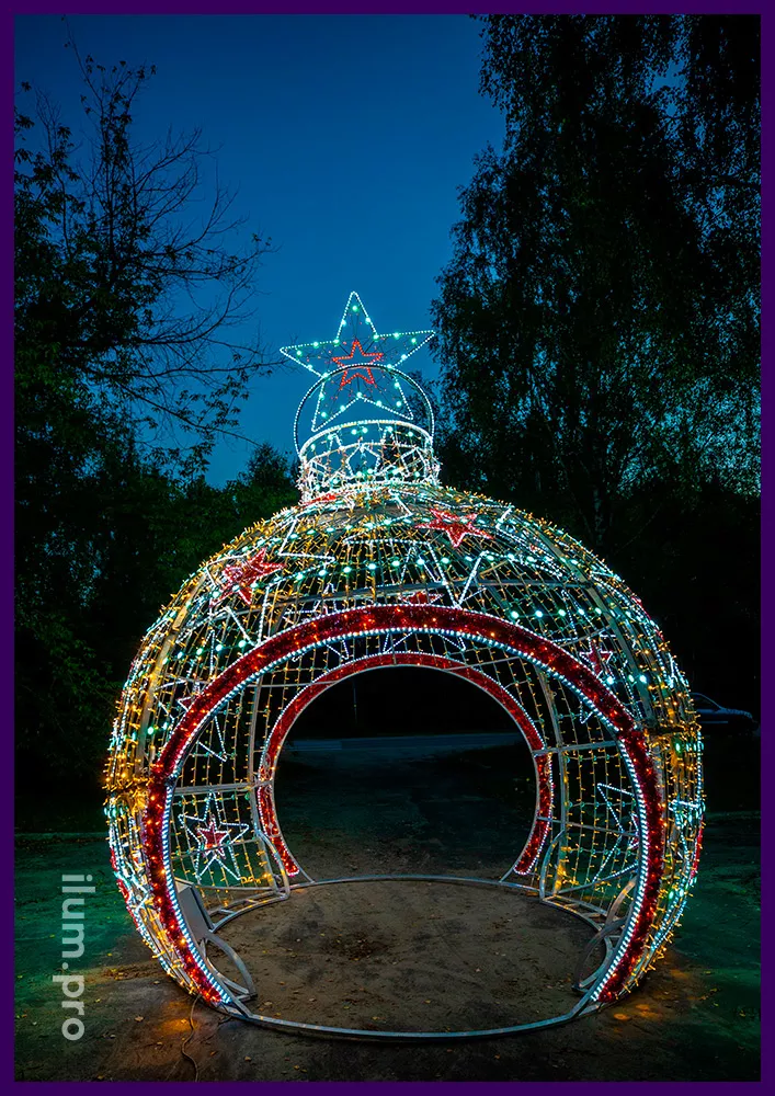Украшение городской площади на Новый год светодиодной аркой в форме ёлочной игрушки