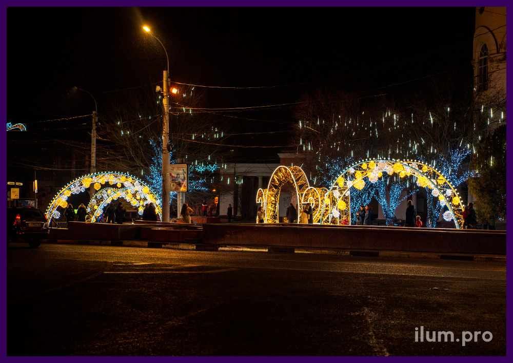 Новогоднее украшение площади города в Крыму светодиодными арками с гирляндами