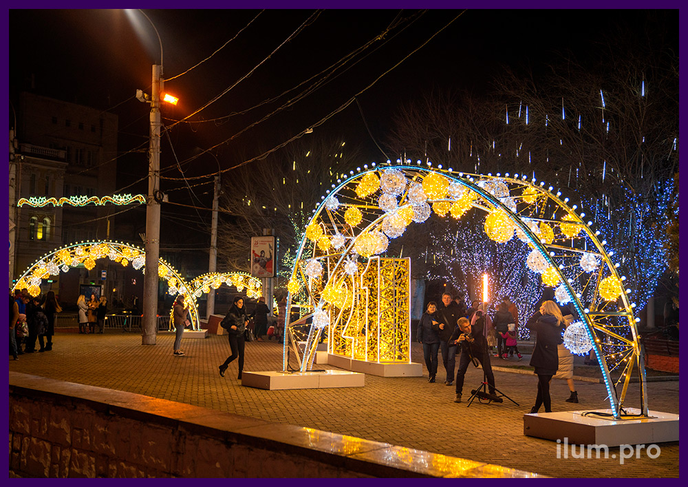 Новогодние арки в Крыму, декорации с гирляндами и дюралайтом на площади