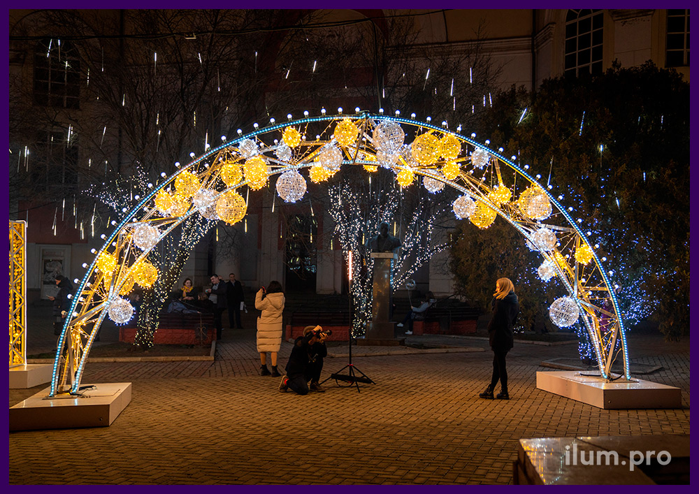 Новогодняя арка с гирляндами и лампочками, украшение территории в Крыму