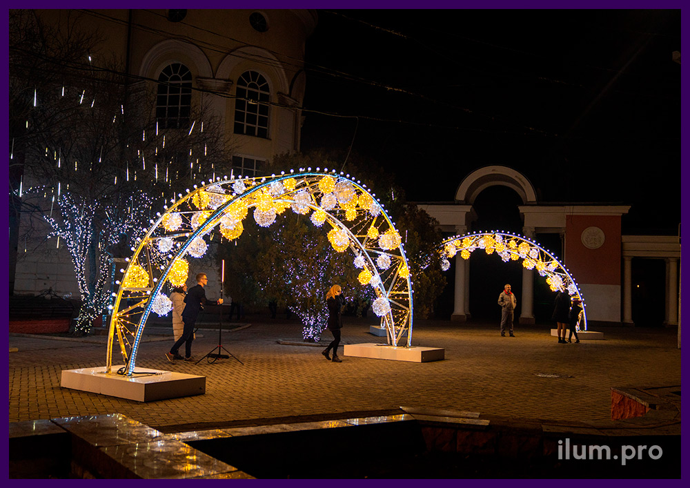 Арки светодиодные с гирляндами и дюралайтом в Крыму, новогодние декорации с подсветкой