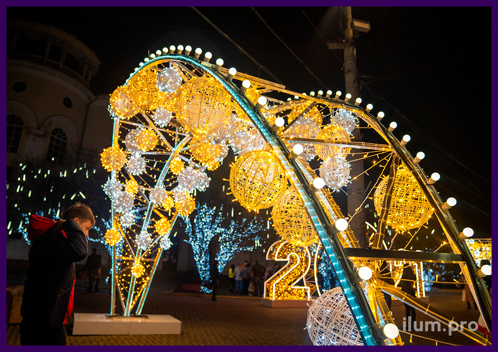 Новогодние декорации из гирлянд и лампочек белтлайт на площади Симферополя на Новый год