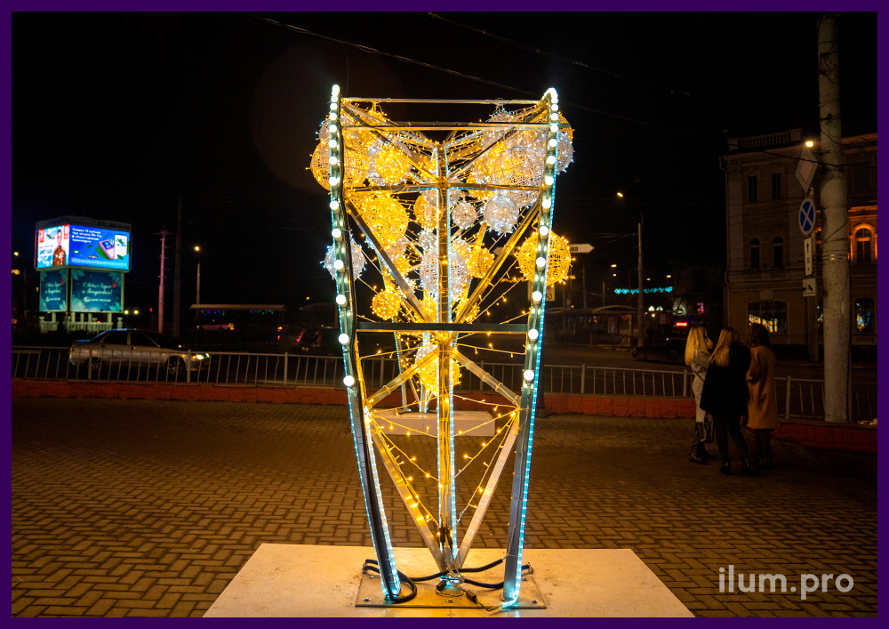 Декоративные арки с гирляндами на площади Симферополя на новогодние праздники