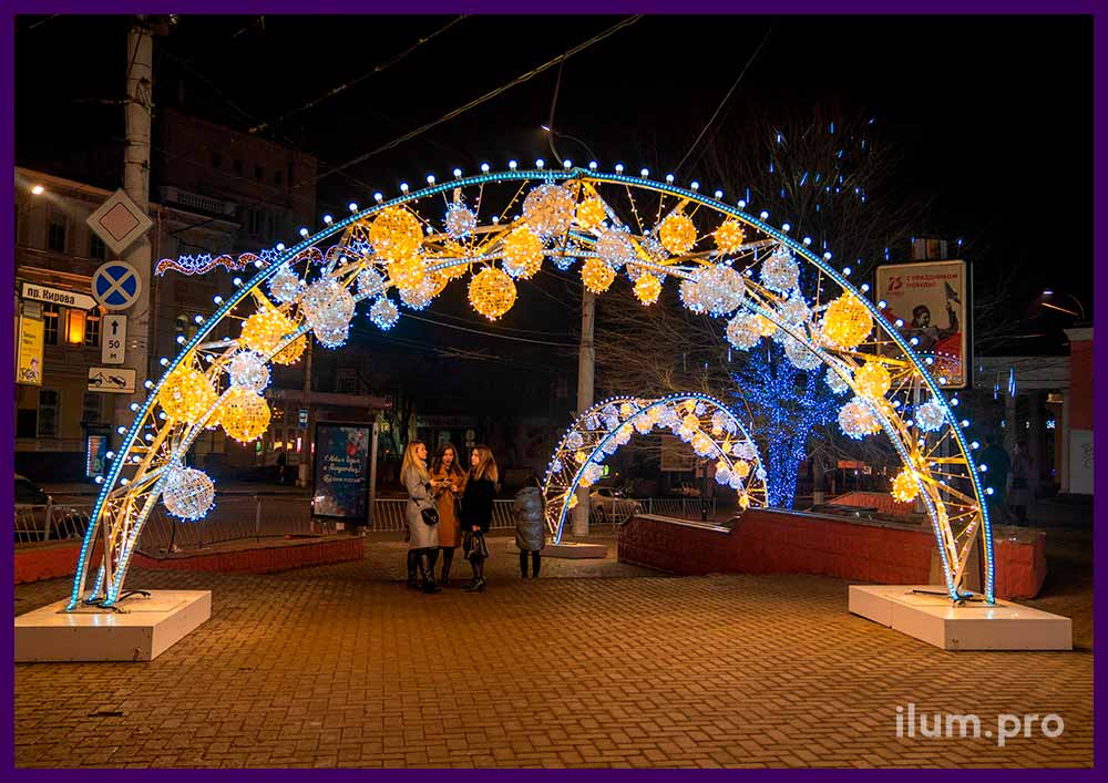 Новогодние арки на площади Симферополя, украшения для городов на Новый год