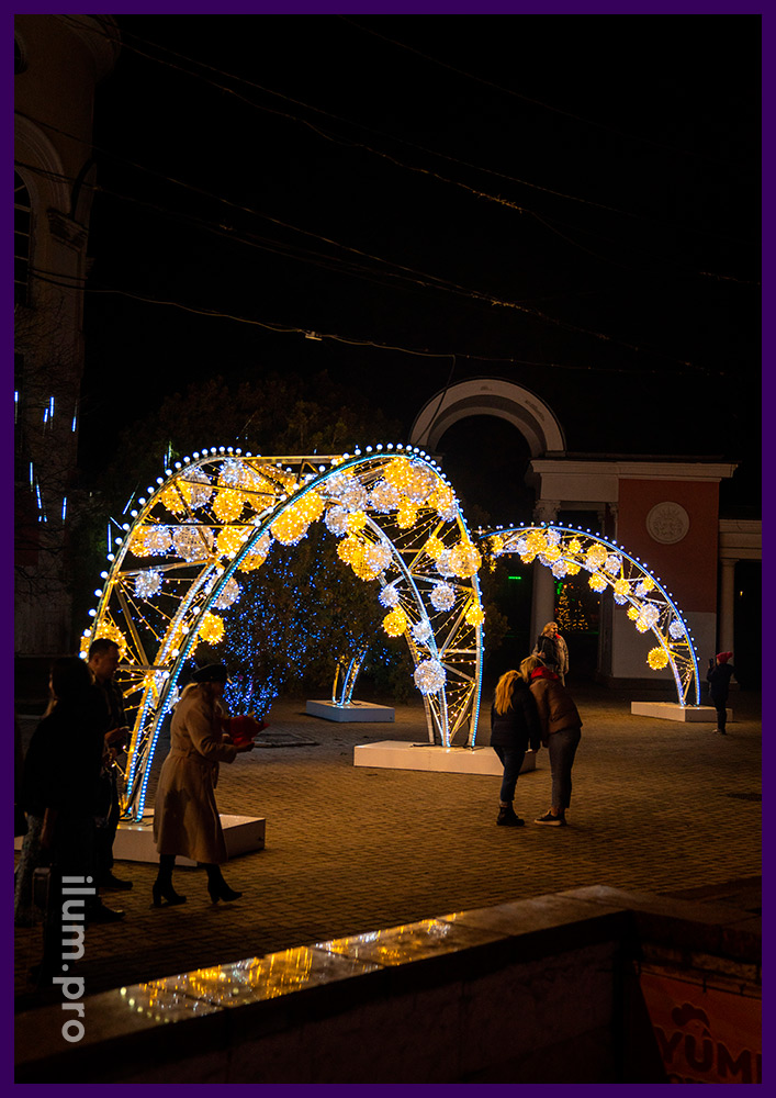 Новогодние арки с гирляндами в Симферополе на площади на Новый год
