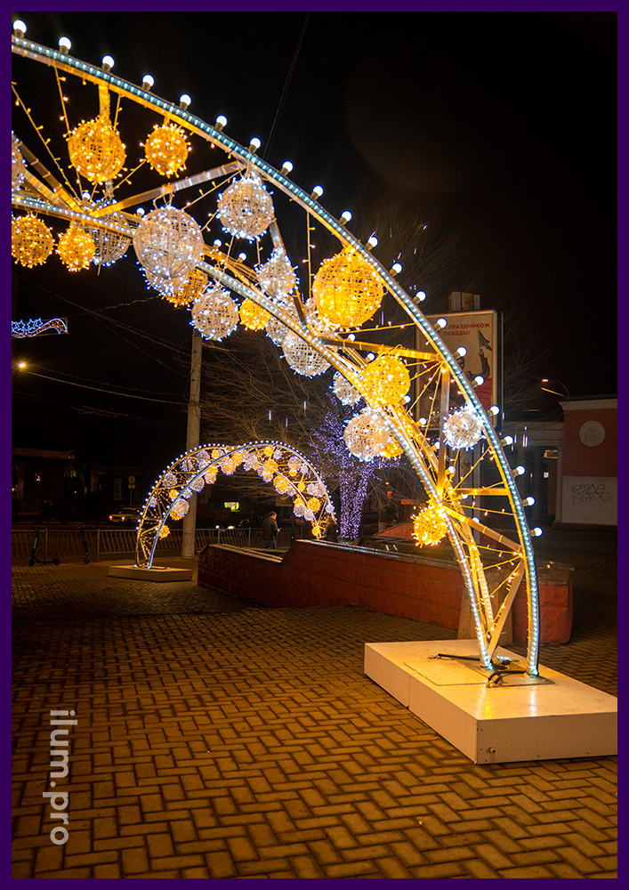 Арки светодиодные на городской площади Симферополя, иллюминация с защитой от осадков