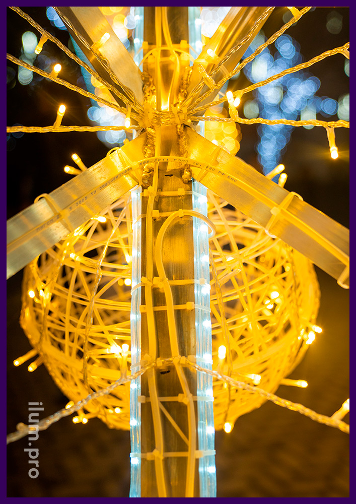 Новогодние декорации в Крыму, украшение площади светодиодными арками