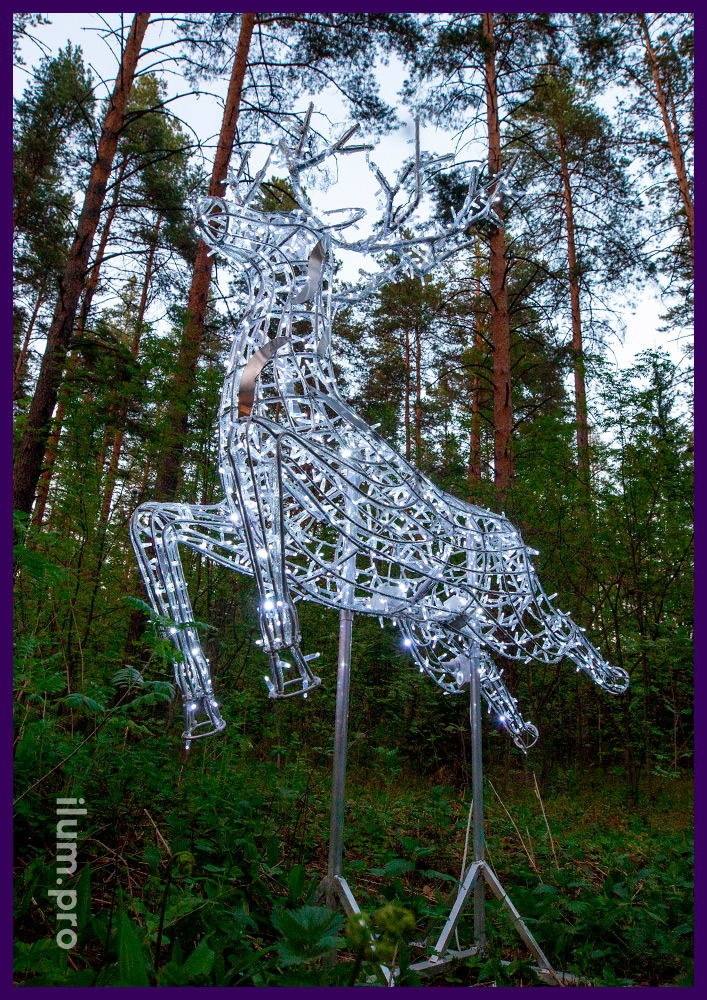 Белая светодиодная фигура летящего оленя с гирляндами и лёгким алюминиевым каркасом