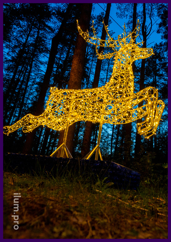 Декоративная объёмная фигура летящего оленя с гирляндами и лёгким каркасом из алюминия
