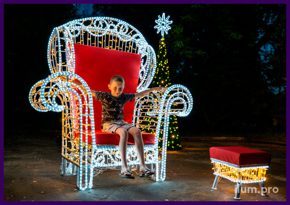Кресло светодиодное красное с гирляндами и металлическим каркасом - новогодняя фотозона