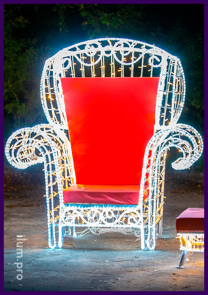 Красное новогоднее кресло для улицы и интерьера с подушкой из искусственной кожи и подсветкой гирляндами и дюралайтом