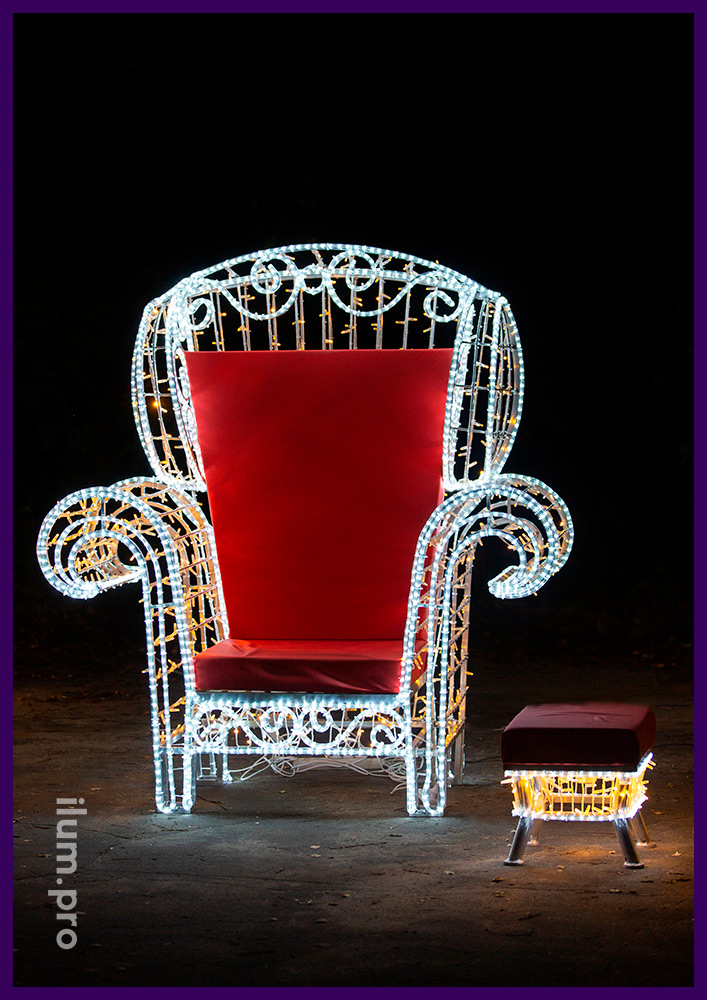 Кресло Деда Мороза из белых и тёпло-белых светодиодных гирлянд с красной подушкой из искусственной кожи
