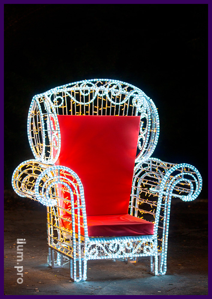 Новогодняя фотозона с красным креслом Деда Мороза из гирлянд и алюминиевого каркаса