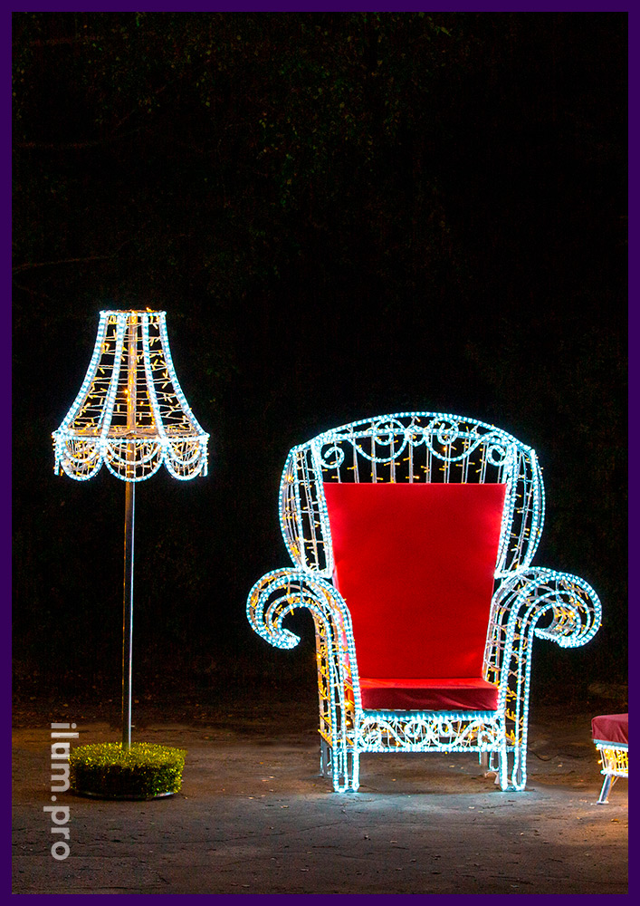 Кресло из гирлянд на алюминиевом каркасе с красной подушкой, пуфиком и торшером с дюралайтом