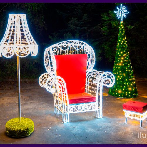 Новогодняя фотозона с конусами из мишуры с звёздами на макушке, красным креслом и пуфиком из гирлянд