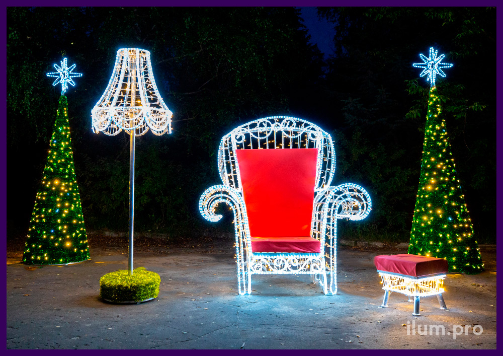 Кресло Деда Мороза с гирляндами и дюралайтом, конусы из мишуры, пуф и торшер