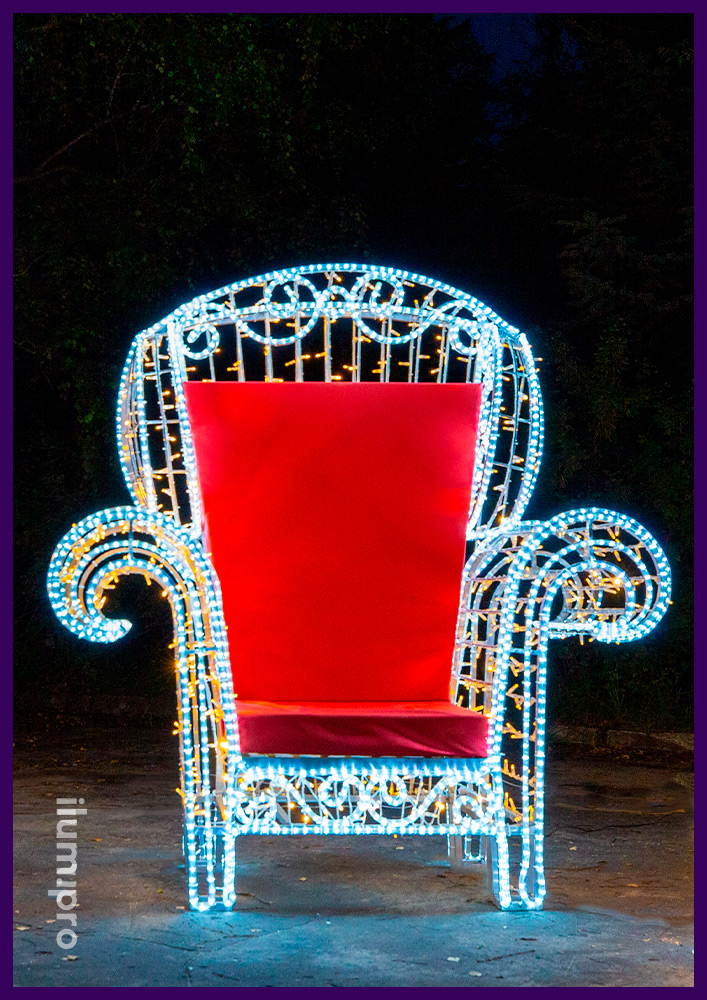 Кресло из белых и тёпло-белых светодиодных гирлянд с красной подушкой и пуфиком