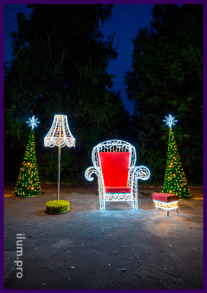 Новогодняя фотозона с светящимся креслом, конусами из гирлянд и торшером с подсветкой