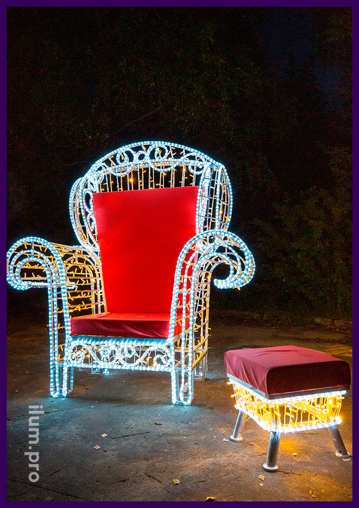 Фотозона новогодняя с креслом из гирлянд, торшером, пуфиком и конусами с зелёной мишурой