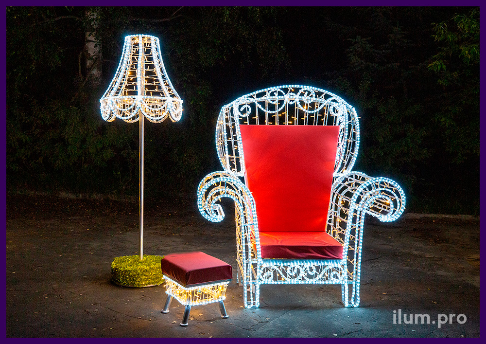 Кресло из гирлянд с красной подушкой, торшером и пуфиком с подсветкой