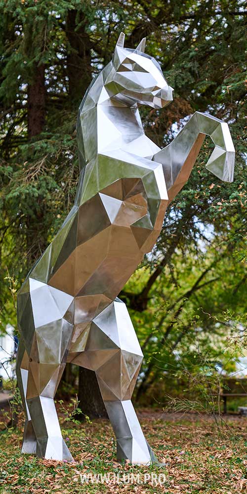 Скульптура полигонального коня на дыбах из нержавеющей стали