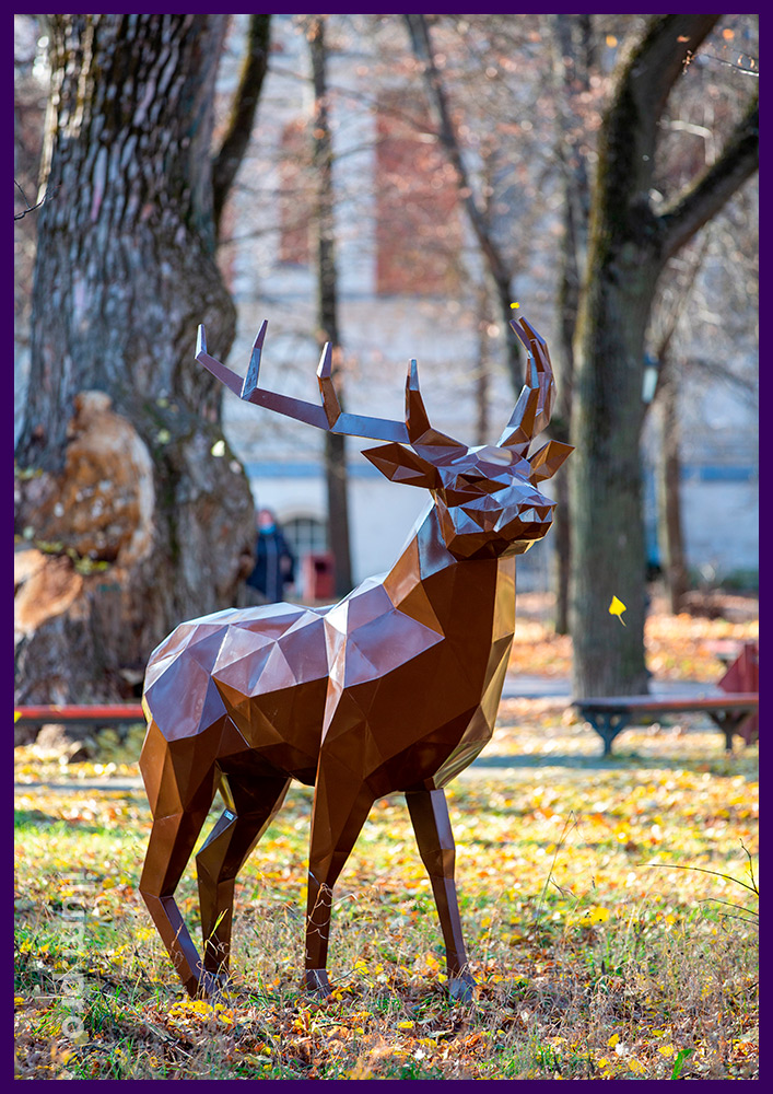 Металлическая полигональная фигура оленя высотой 2,5 метра в городском парке