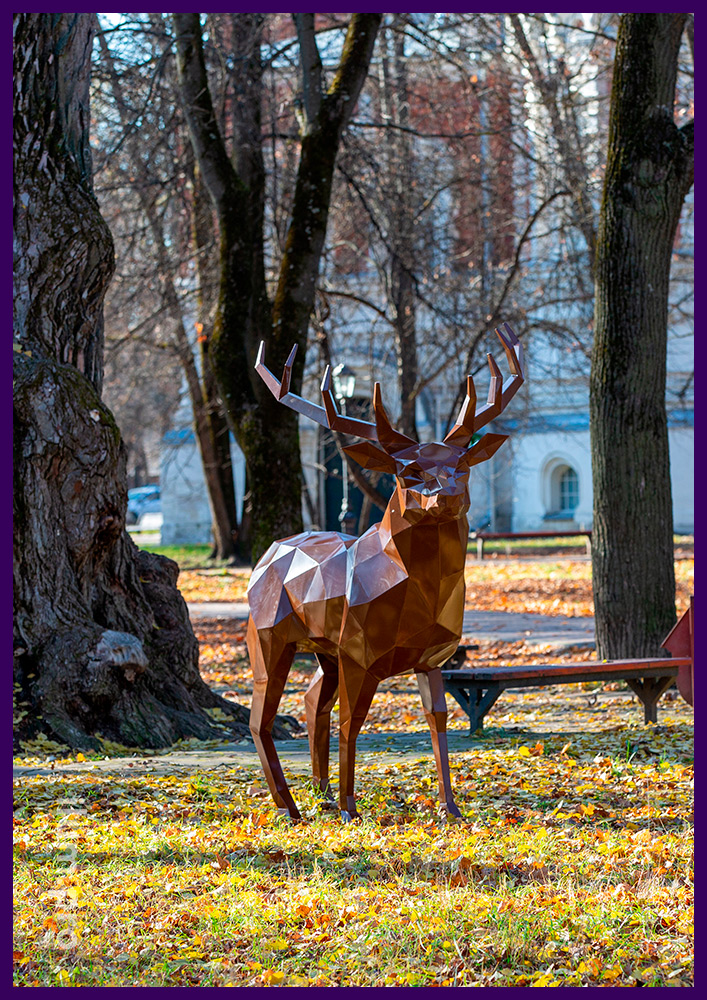 Олень полигональный металлический коричневого цвета - объёмные фигуры животных в парке