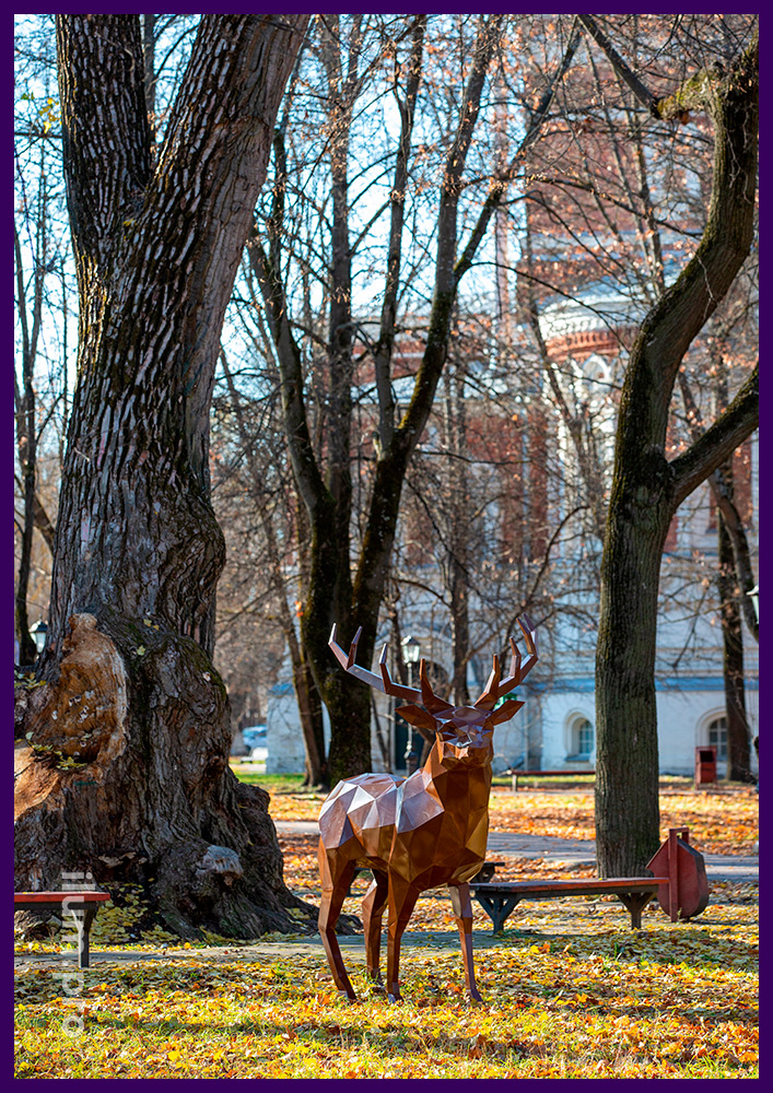 Металлическая скульптура полигонального оленя для украшения ландшафта в парке