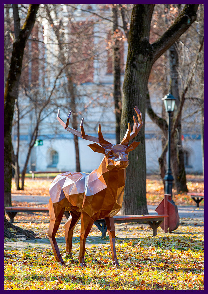 Объёмная полигональная скульптура коричневого оленя из крашеной стали в парке
