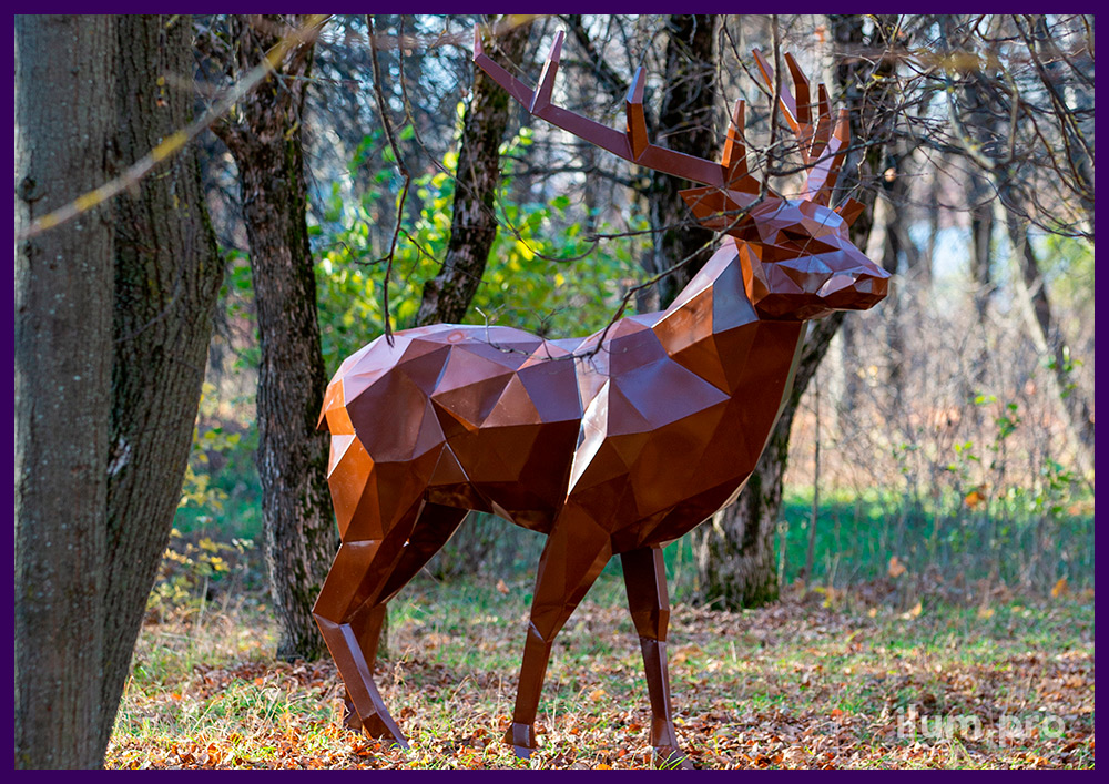 Олени полигональные металлические коричневого цвета - ландшафтные скульптуры высотой 2,5 м