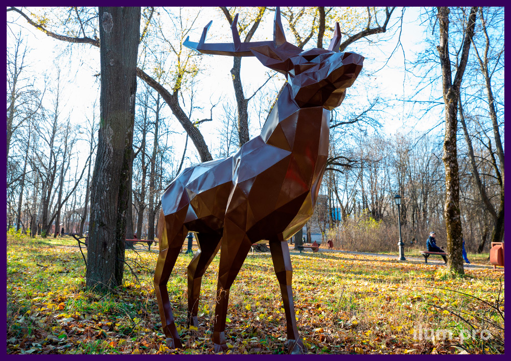 Полигональная скульптура для украшения парка - олень коричневого цвета, высота 2,5 м