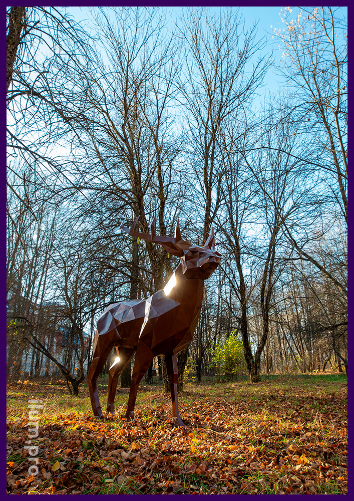 Коричневая полигональная ландшафтная скульптура в форме животного - олень высотой 2,5 метра