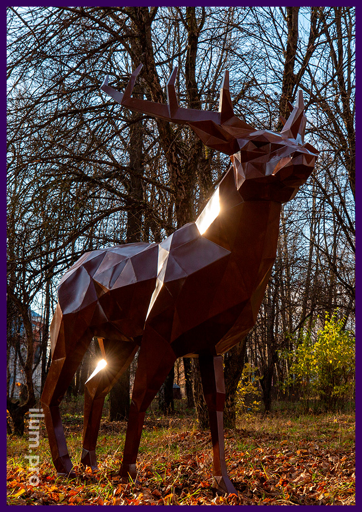 Коричневая полигональная скульптура оленя - металлические животные для парков и скверов