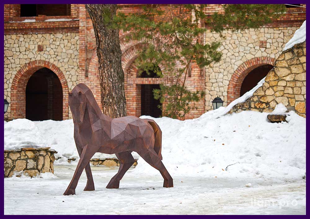 Лошадь полигональная металлическая в городском парке - арт-объект ландшафтный