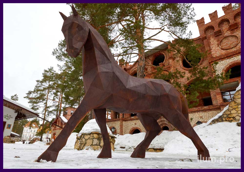 Лошадь металлическая полигональная для украшения сада или парка - ландшафтный арт-объект