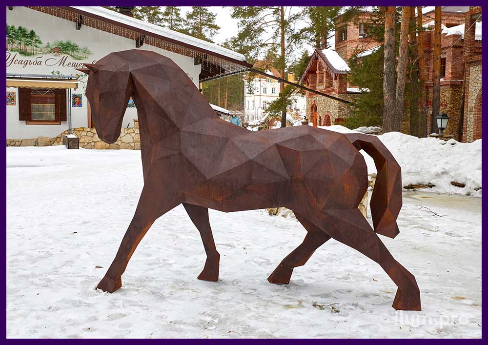 Полигональный конь - уличная скульптура из металлического каркаса с патиной (ржавчиной)