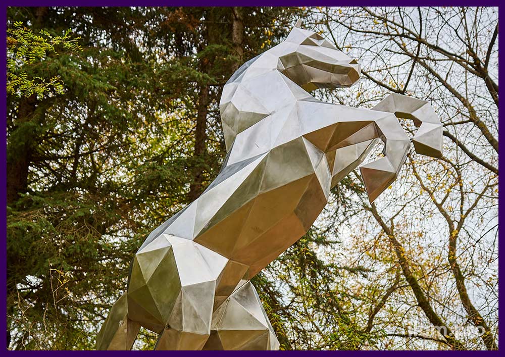 Конь на дыбах из нержавеющей стали - полигональная скульптура
