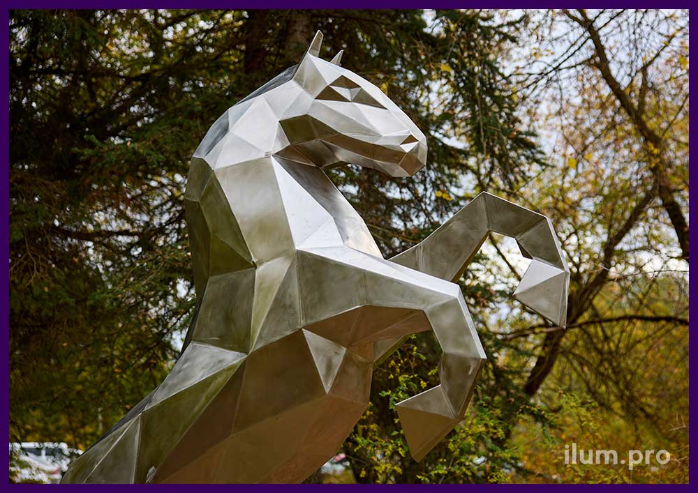 Серебристая скульптура коня из нержавеющей стали - благоустройство парка