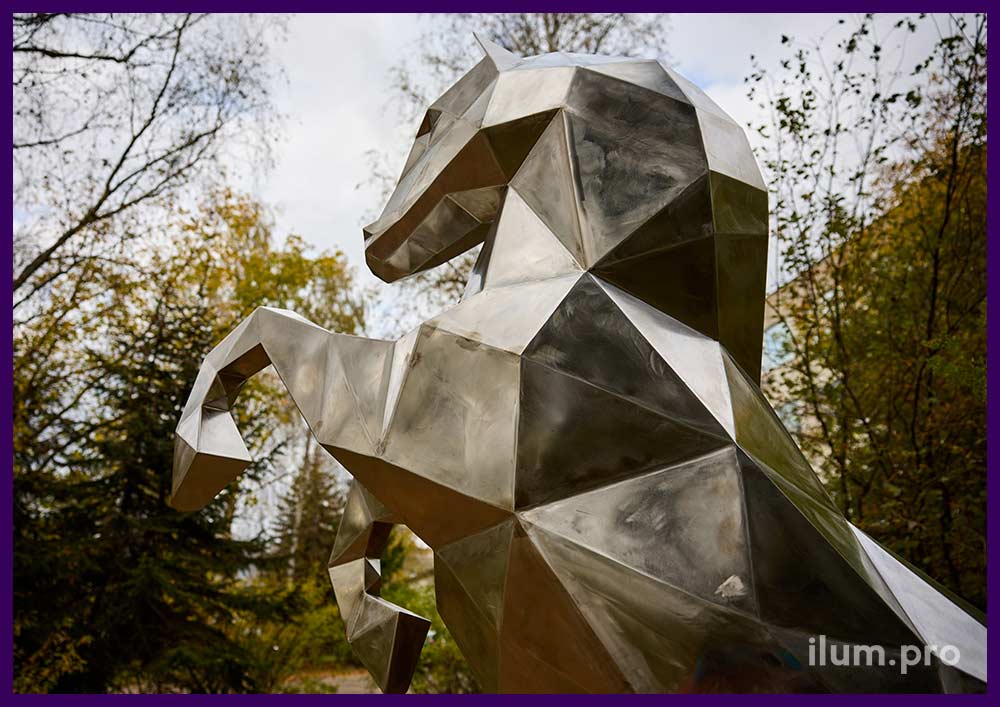 Нержавеющая скульптура коня на дыбах - полигональный арт-объект