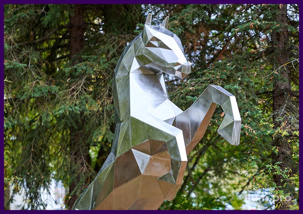 Полигональная скульптура коня на дыбах - металлический арт-объект из нержавейки