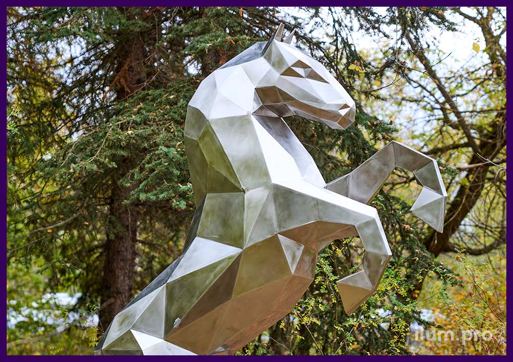 Конь на дыбах из нержавейки - полигональный арт-объект в парке