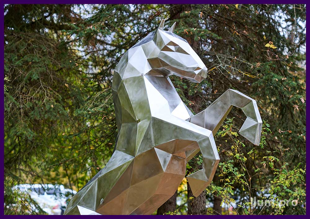Конь на дыбах - полигональная скульптура из серебристой, нержавеющей стали