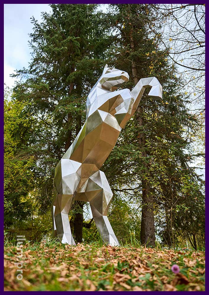 Садово-парковая скульптура нержавеющего, полигонального коня на дыбах