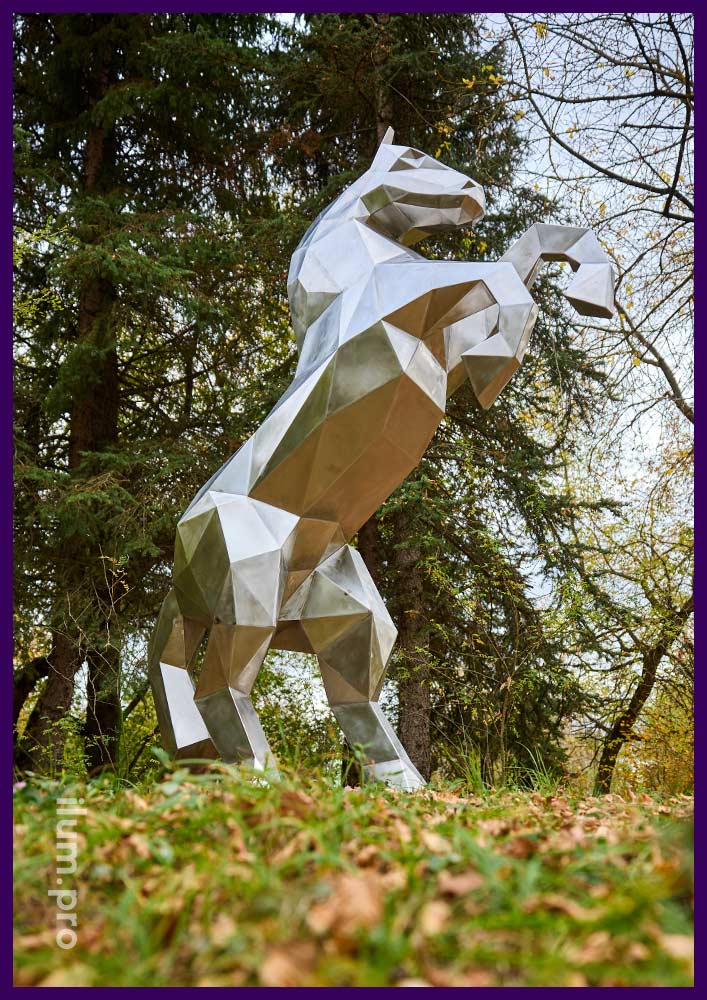 Металлический конь в полигональном стиле - уличный арт-объект
