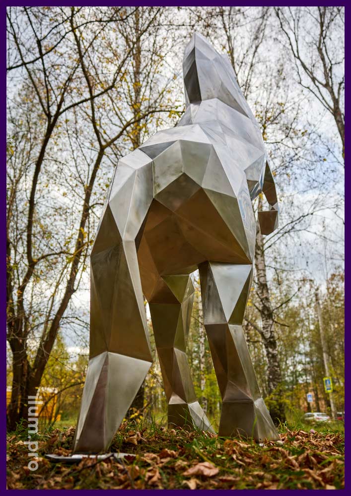 Стоящий на дыбах полигональный конь - нержавеющий арт-объект в парке