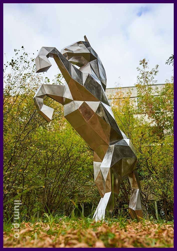 Скульптура нержавеющей лошади, стоящей на дыбах - полигональный арт-объект